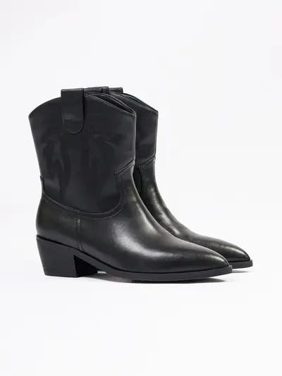 Ботильоны-казаки черного цвета с однотонной вышивкой